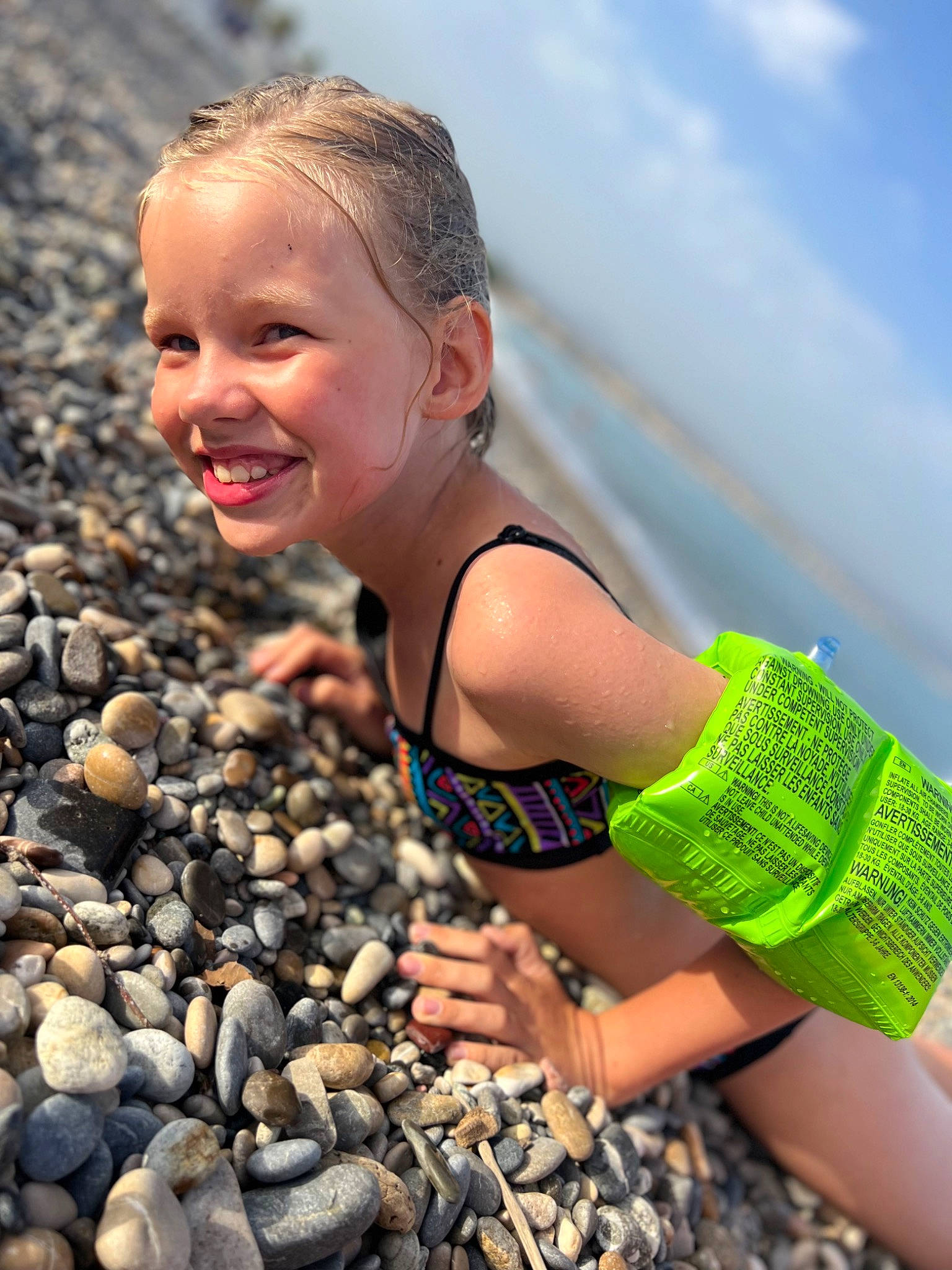 Sasha a rejoint le concours — aidez-le/la à gagner de superbes lots ! beach, blond, brown_hair, child, flash_photography, fun, hair, happy, human_body, human_leg, joy, leisure, people_in_nature, people_on_beach, person, sand, shore, smile, swimwear, thigh