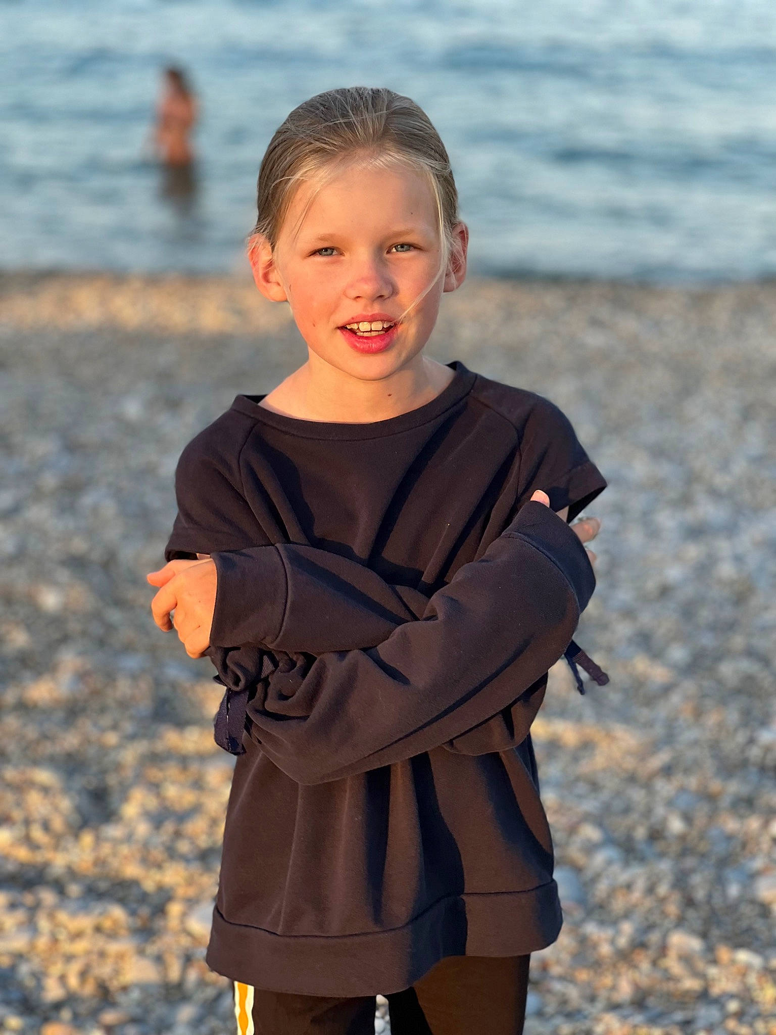 Sasha a rejoint le concours — aidez-le/la à gagner de superbes lots ! beach, coast, electric_blue, fun, gesture, grass, happy, joy, natural_environment, neck, ocean, people_in_nature, people_on_beach, person, sand, shore, sleeve, summer, t_shirt, toddler