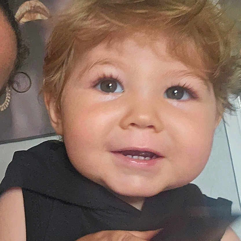 Stan participe au concours pour gagner de l'argent avec cette photo : artwork, black_clothing, child, closeup, cute, expression, eyes, face, hair, hands, happy, holding, indoor, person, portrait, room, skin, smile, toddler, young_child