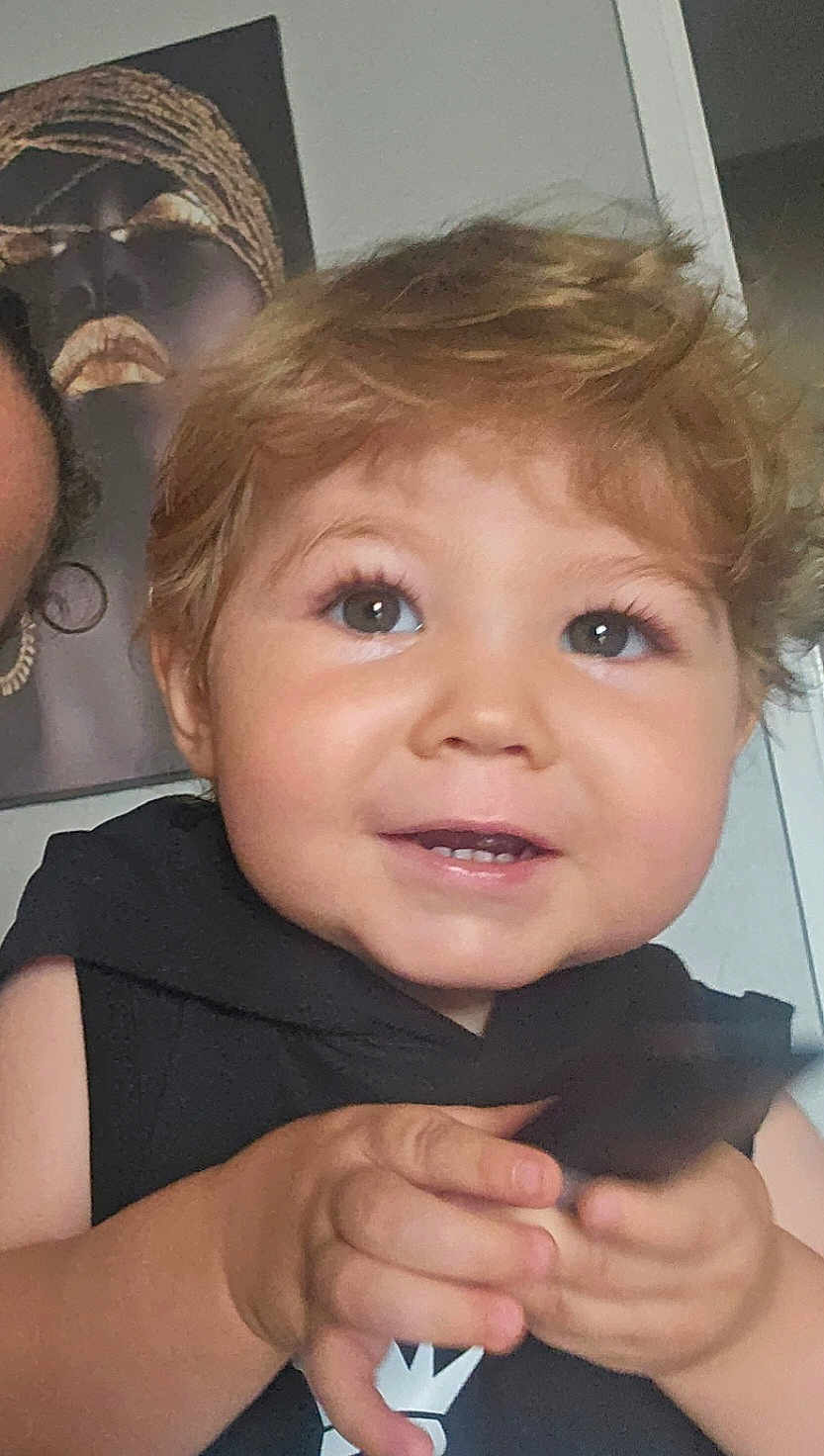 Stan participe au concours pour gagner de l'argent avec cette photo : artwork, black_clothing, child, closeup, cute, expression, eyes, face, hair, hands, happy, holding, indoor, person, portrait, room, skin, smile, toddler, young_child