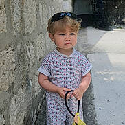 Stan a rejoint le concours — aidez-le/la à gagner de superbes lots ! child, concrete, cute, expression, fashion, greenery, leash, outdoor, shadow, shirt, shoes, shorts, sidewalk, stone_wall, sunglasses, sunlight, toddler, toy, tree, walking