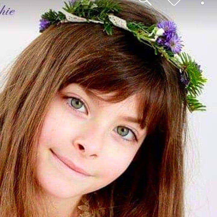 Emma a rejoint le concours — aidez-le/la à gagner de superbes lots ! bangs, beauty, blond, bridal_accessory, brown_hair, cool, eyebrow, eyelash, forehead, happy, headpiece, iris, jewellery, joy, layered_hair, lip, liver, long_hair, person, plant