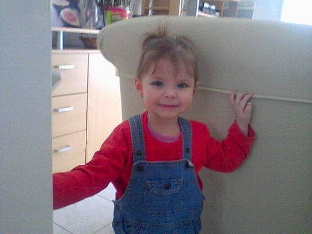 Emma a rejoint le concours — aidez-le/la à gagner de superbes lots ! baby, baby_toddler_clothing, cabinetry, chest, chest_of_drawers, child, cupboard, drawer, dresser, flooring, fun, happy, joy, pattern, person, room, sleeve, smile, standing, t_shirt