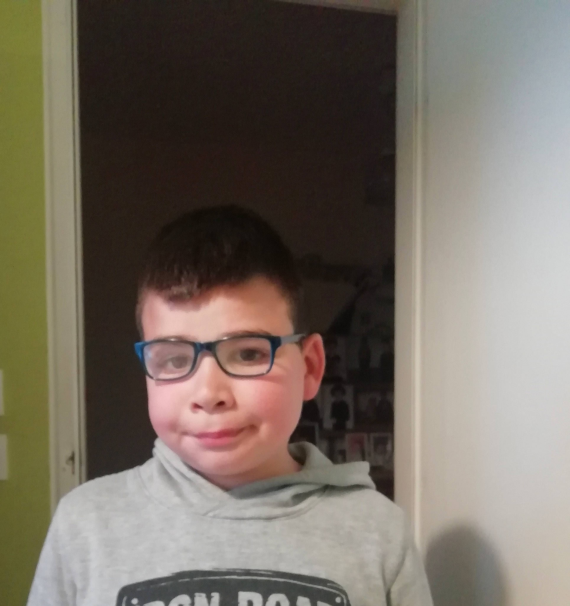 Lorenzo a rejoint le concours — aidez-le/la à gagner de superbes lots ! beard, cheek, chin, cool, eyebrow, eyewear, face, facial_hair, forehead, fun, glasses, hair, hairstyle, head, jaw, moustache, nose, person, room, t_shirt