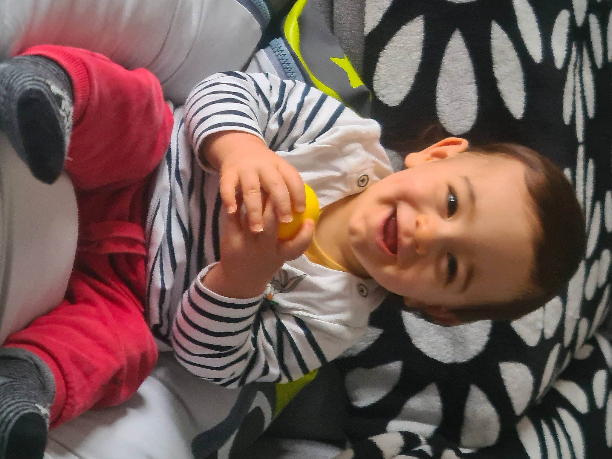 Thao participe au concours pour gagner de l'argent avec cette photo : baby, baby_toddler_clothing, black_hair, cheek, child, comfort, eating, finger, fun, happy, head, joy, leisure, mouth, nail, pattern, person, sitting, sleeve, smile