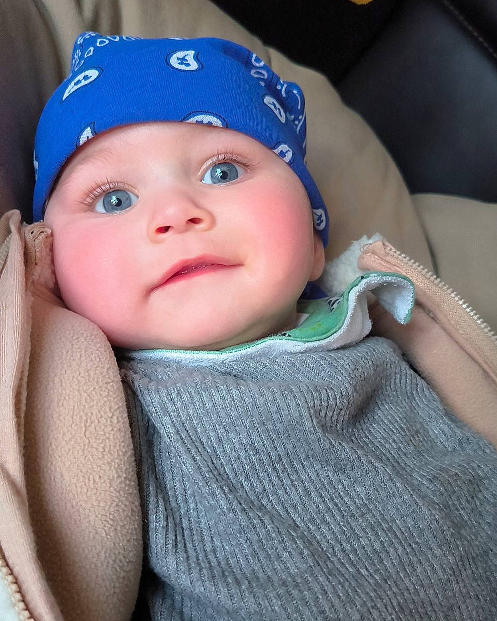 Tylio a rejoint le concours — aidez-le/la à gagner de superbes lots ! baby, baby_products, baby_toddler_clothing, baseball_cap, beanie, cap, cheek, child, comfort, electric_blue, eye, eyebrow, fashion_accessory, happy, hat, headwear, knit_cap, lip, person, smile