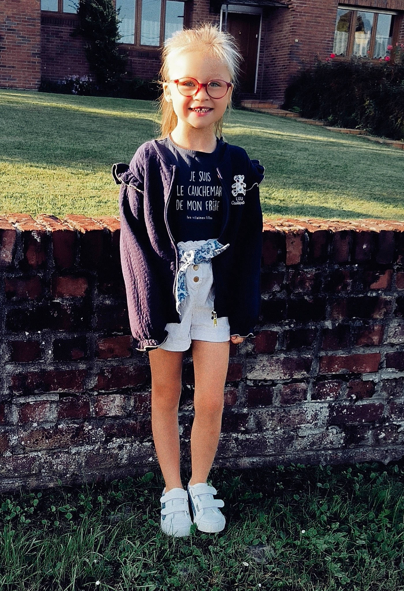 Romane a rejoint le concours — aidez-le/la à gagner de superbes lots ! child, cool, denim, electric_blue, eyewear, fun, grass, happy, human_leg, joy, knee, person, plant, shoe, shoulder, sleeve, smile, sportswear, t_shirt, thigh