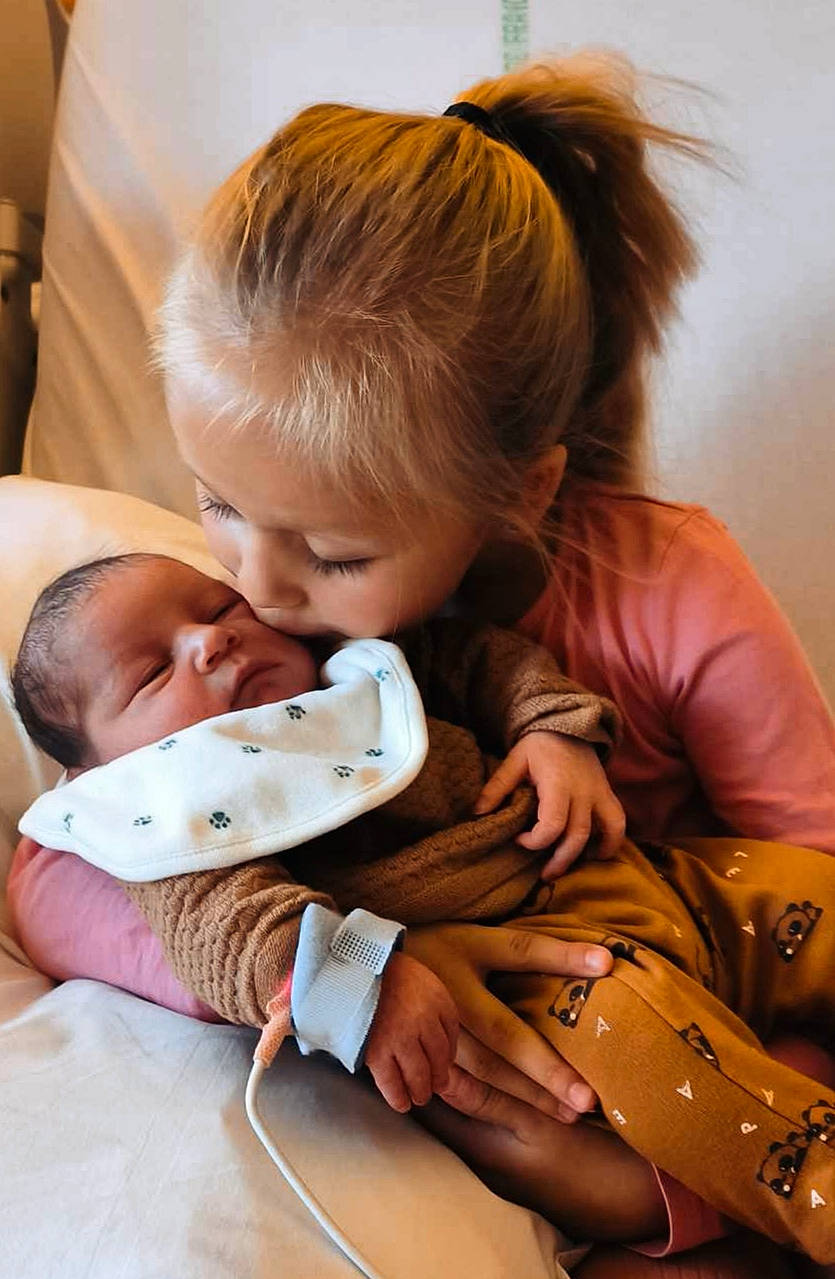 Romane a rejoint le concours — aidez-le/la à gagner de superbes lots ! abdomen, baby, baby_products, blond, cheek, child, comfort, ear, facial_expression, finger, gesture, hand, happy, jewellery, joint, person, room, shoulder, sitting, skin