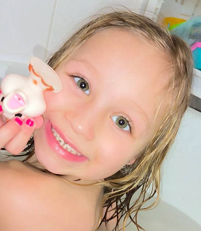 Romane participe au concours pour gagner de l'argent avec cette photo : cheek, chin, ear, eye, eyebrow, eyelash, fun, hairstyle, happy, human_body, iris, jaw, joy, lip, long_hair, mouth, neck, nose, person, skin