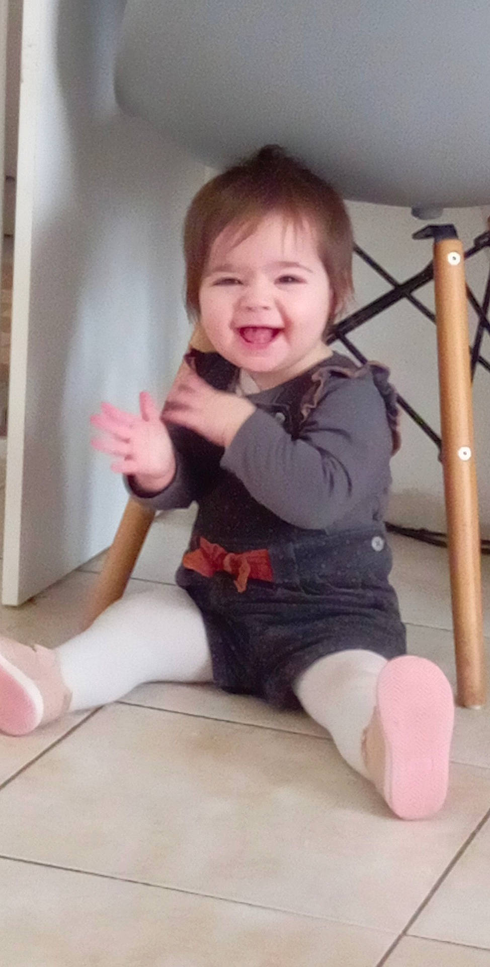 Hylesia participe au concours pour gagner de l'argent avec cette photo : baby, baby_toddler_clothing, cheek, comfort, elbow, finger, happy, human_leg, joint, joy, knee, leg, person, shoulder, skin, sleeve, smile, sock, standing, t_shirt