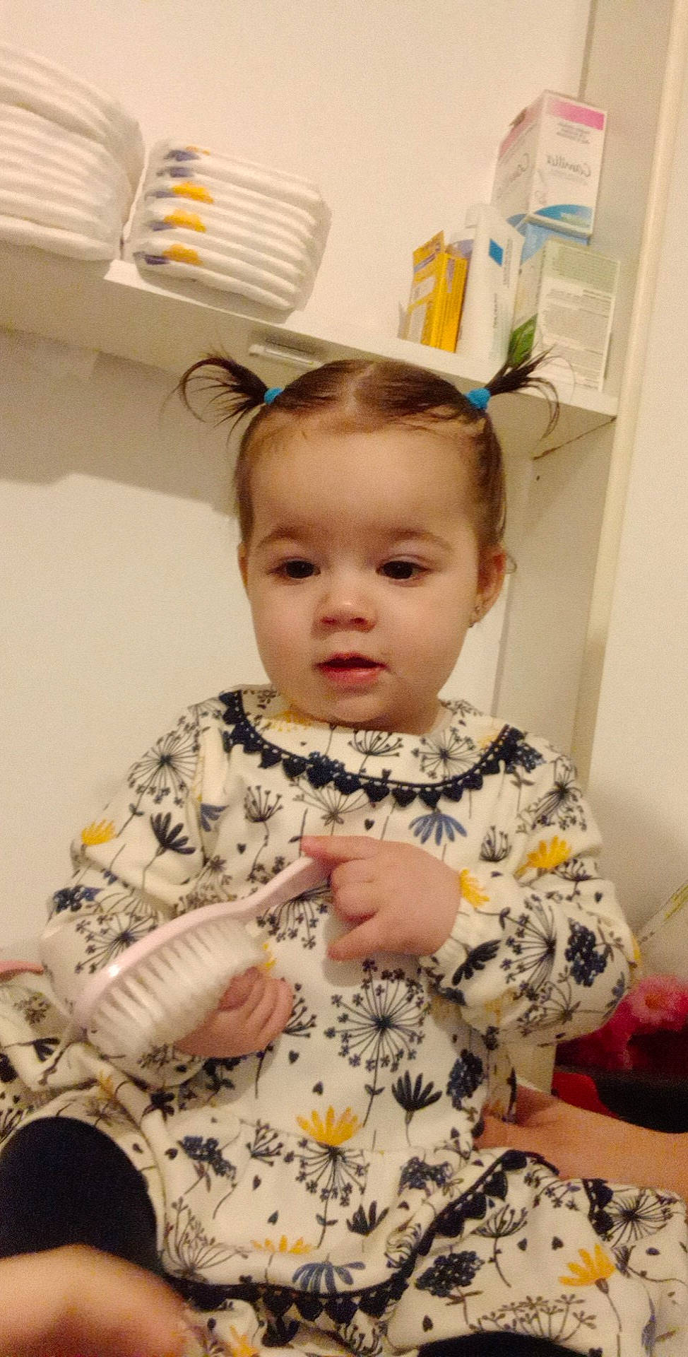 Hylesia a rejoint le concours — aidez-le/la à gagner de superbes lots ! baby, baby_toddler_clothing, chair, cheek, child, dress, ear, eyelash, fashion_design, fun, happy, head, jewellery, neck, pattern, person, room, sitting, sleeve, t_shirt