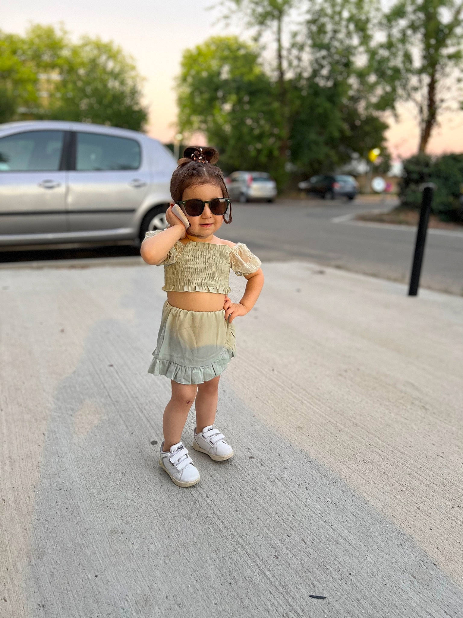 Lucy participe au concours pour gagner de l'argent avec cette photo : asphalt, car, child, eyewear, glasses, leisure, person, plant, recreation, road, road_surface, rolling, shorts, sidewalk, sky, sunglasses, toddler, travel, tree, vehicle