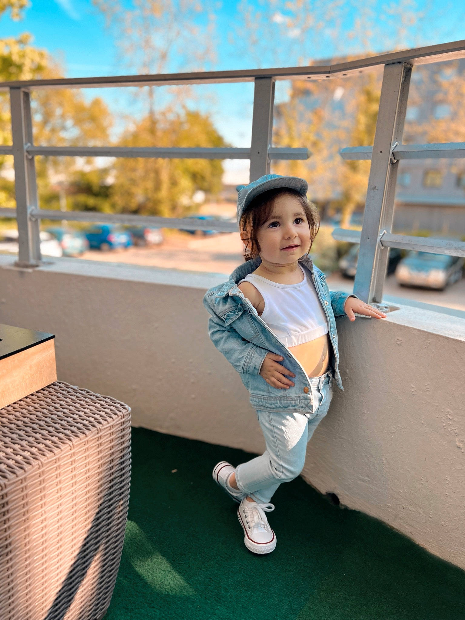 Lucy a rejoint le concours — aidez-le/la à gagner de superbes lots ! azure, black_hair, boot, denim, fashion_design, flash_photography, grass, happy, human_leg, joy, leisure, morning, person, portrait_photography, room, sitting, sky, thigh, tourism, tree