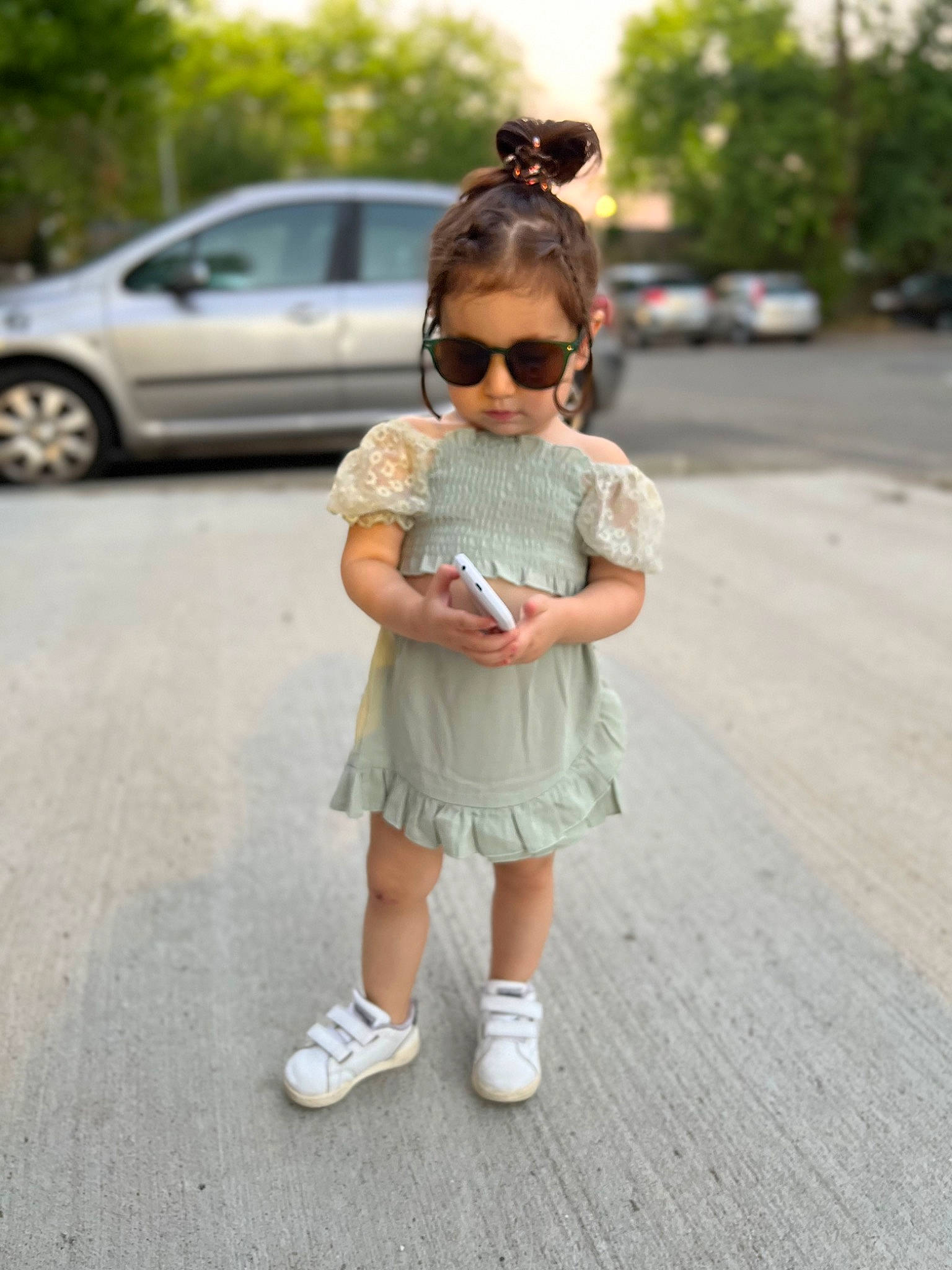 Lucy a rejoint le concours — aidez-le/la à gagner de superbes lots ! asphalt, car, eyewear, gesture, glasses, goggles, happy, leisure, person, plant, road, shorts, sleeve, summer, sunglasses, tire, toddler, tree, vision_care, waist