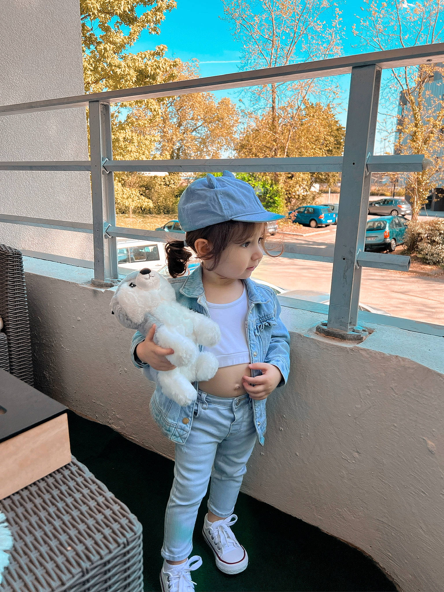 Lucy participe au concours pour gagner de l'argent avec cette photo : baby, baseball_cap, cap, child, fence, fun, hat, leg, leisure, person, plant, property, recreation, sitting, sky, sun_hat, toddler, tourism, travel, tree