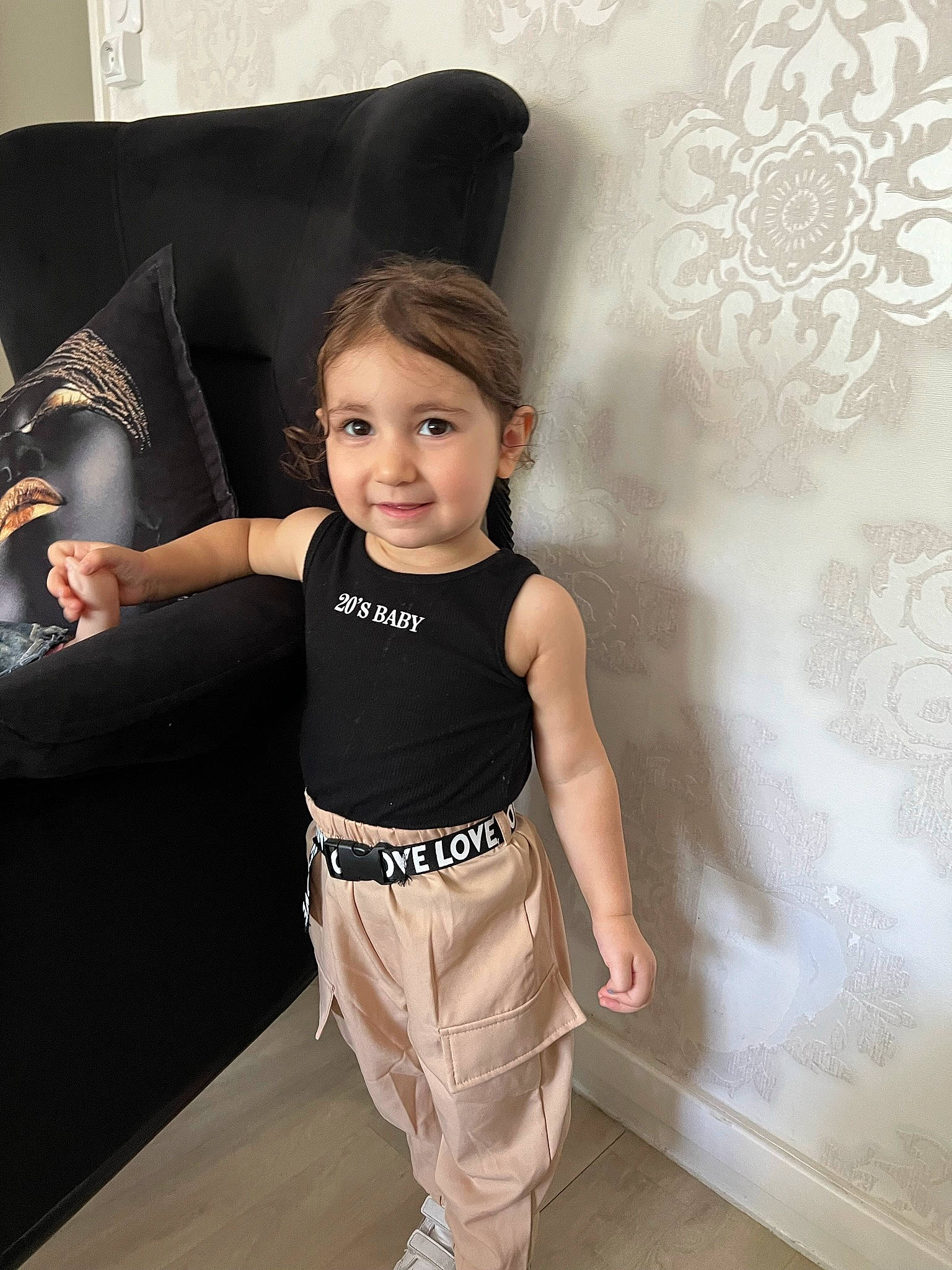 Lucy participe au concours pour gagner de l'argent avec cette photo : baby_toddler_clothing, cool, facial_expression, fashion_design, flash_photography, floor, flooring, gesture, happy, joy, neck, person, shoulder, sleeve, smile, style, sweatpant, t_shirt, textile, toddler