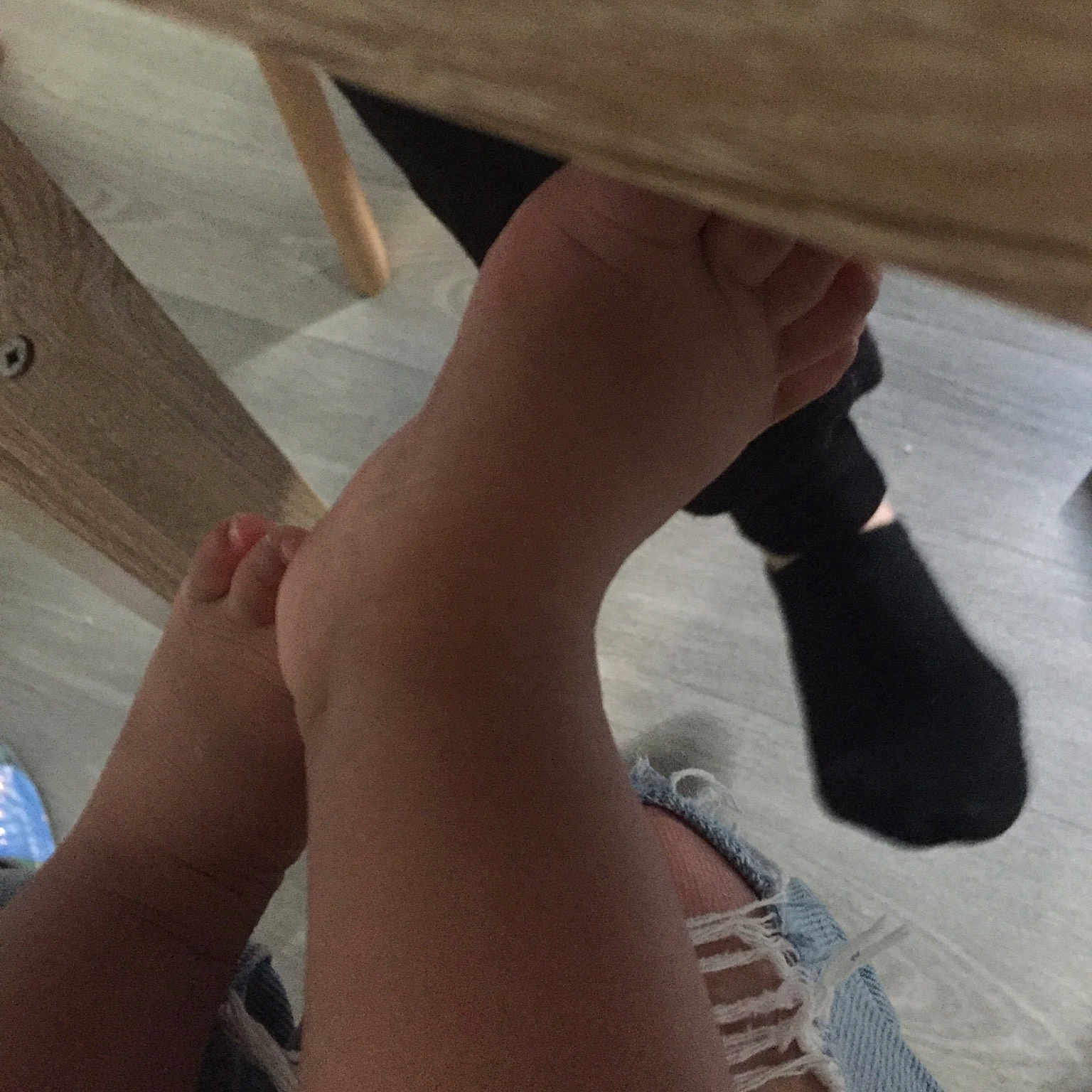 Prout a rejoint le concours — aidez-le/la à gagner de superbes lots ! barefoot, calf, comfort, elbow, fashion_accessory, floor, flooring, foot, hardwood, human_leg, knee, nail, room, sock, thigh, thumb, toe, wood, wood_stain, wrist