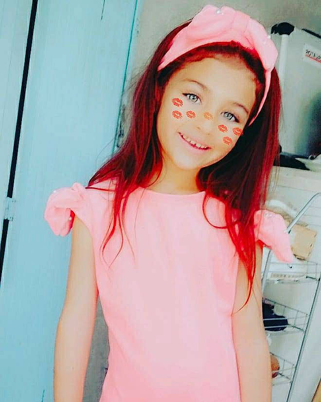 Celena participe au concours pour gagner de l'argent avec cette photo : beauty, brown_hair, clothing, face, flesh, forehead, hair, hair_coloring, hairstyle, headgear, joy, lip, long_hair, neck, person, pink, red, red_hair, shoulder, skin