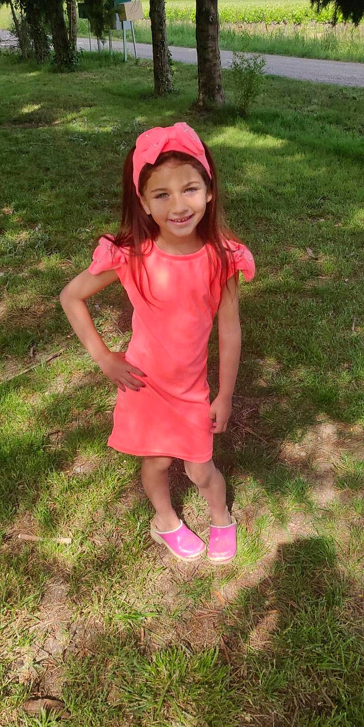 Celena a rejoint le concours — aidez-le/la à gagner de superbes lots ! child, child_model, fun, grass, headwear, joy, magenta, person, pink, play, smile, summer, toddler