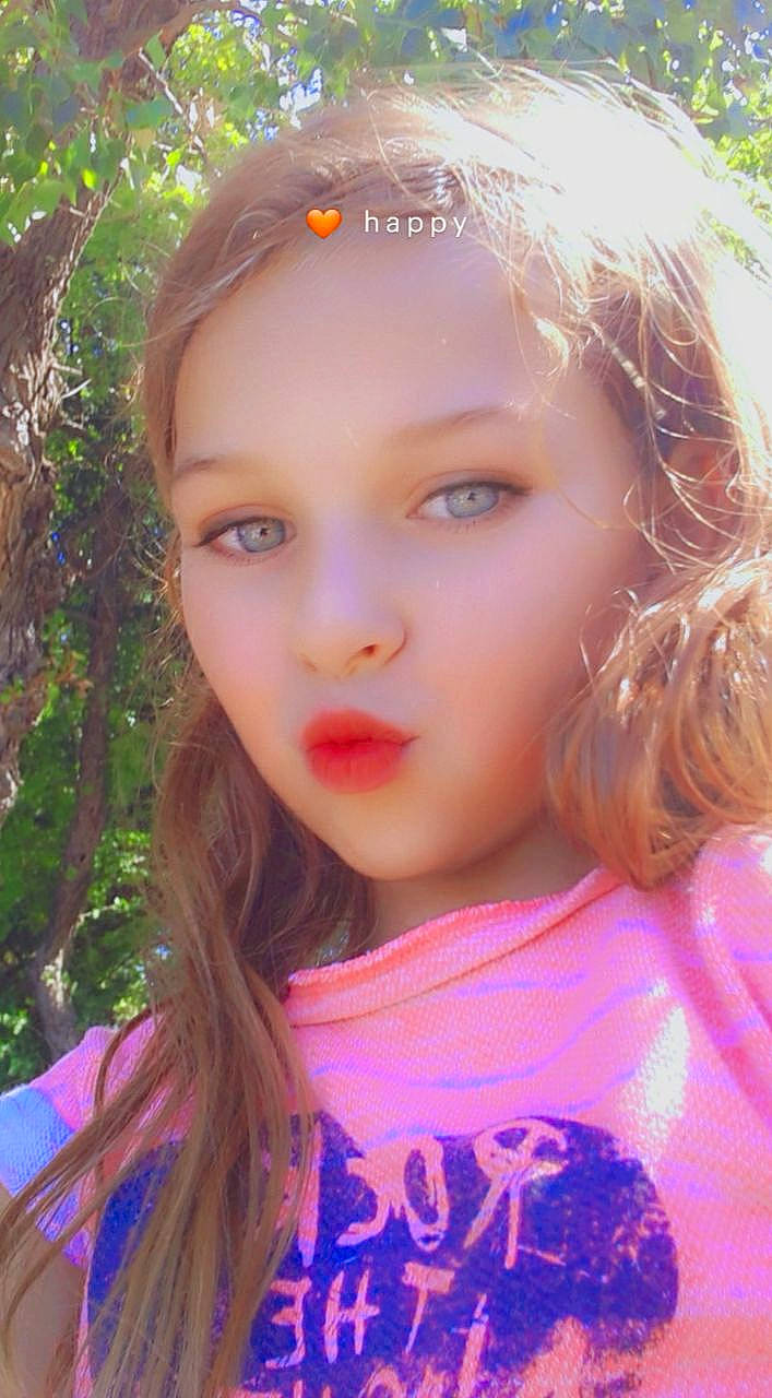 Maeva a rejoint le concours — aidez-le/la à gagner de superbes lots ! beauty, blond, cheek, child, child_model, chin, eye, eyebrow, face, forehead, hair, hairstyle, head, lip, nose, person, pink, skin, summer, sunlight