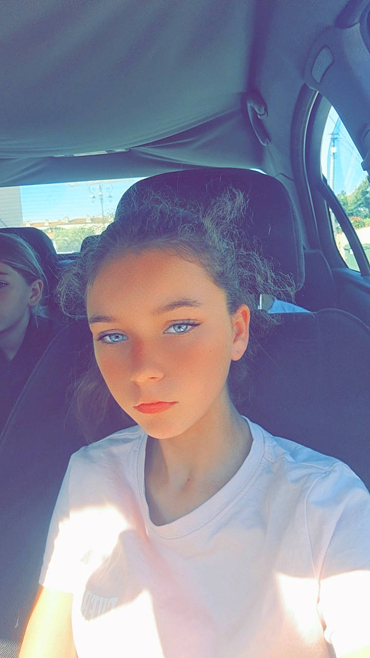 Cecilia a rejoint le concours — aidez-le/la à gagner de superbes lots ! automotive_design, car, chin, cool, dress, electric_blue, eyebrow, eyelash, eyewear, fashion_design, flash_photography, happy, jaw, long_hair, neck, person, selfie, shoulder, t_shirt, tints_and_shades