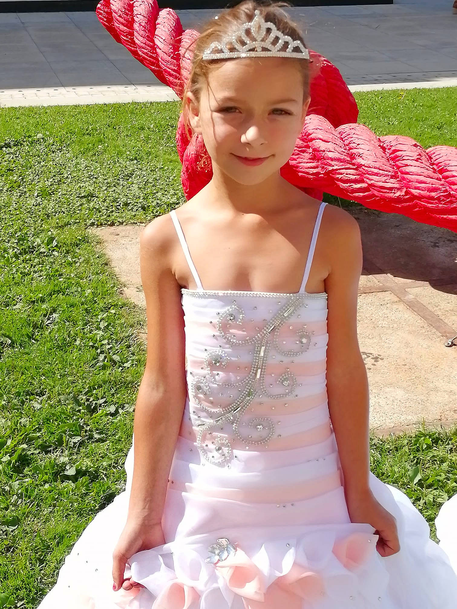 Cecilia participe au concours pour gagner de l'argent avec cette photo : child, clothing, costume, dress, fashion_accessory, gown, grass, hair_accessory, headgear, headwear, joy, person, pink, ruffle, summer, textile, wedding_ceremony_supply