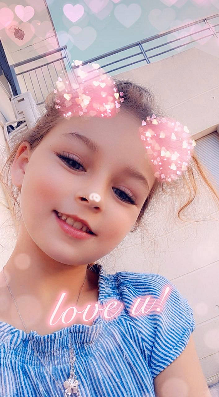 Cecilia participe au concours pour gagner de l'argent avec cette photo : beauty, cheek, child, child_model, ear, eyelash, face, fashion_accessory, forehead, hair_accessory, head, headband, headgear, headpiece, joy, lip, person, pink, skin, smile