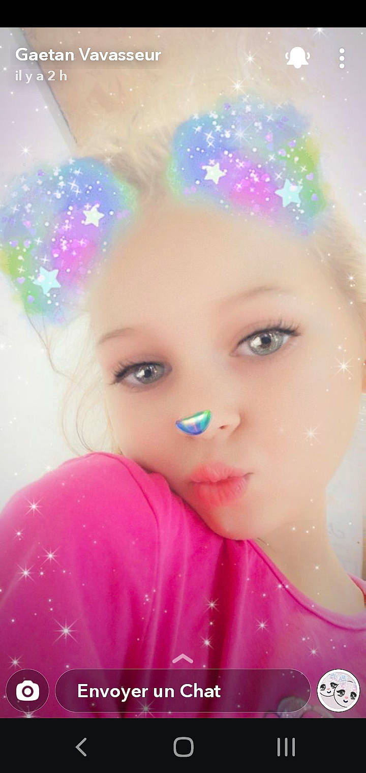 Maeva participe au concours pour gagner de l'argent avec cette photo : cheek, child, close_up, doll, face, fictional_character, head, illustration, lip, person, photography, pink, smile