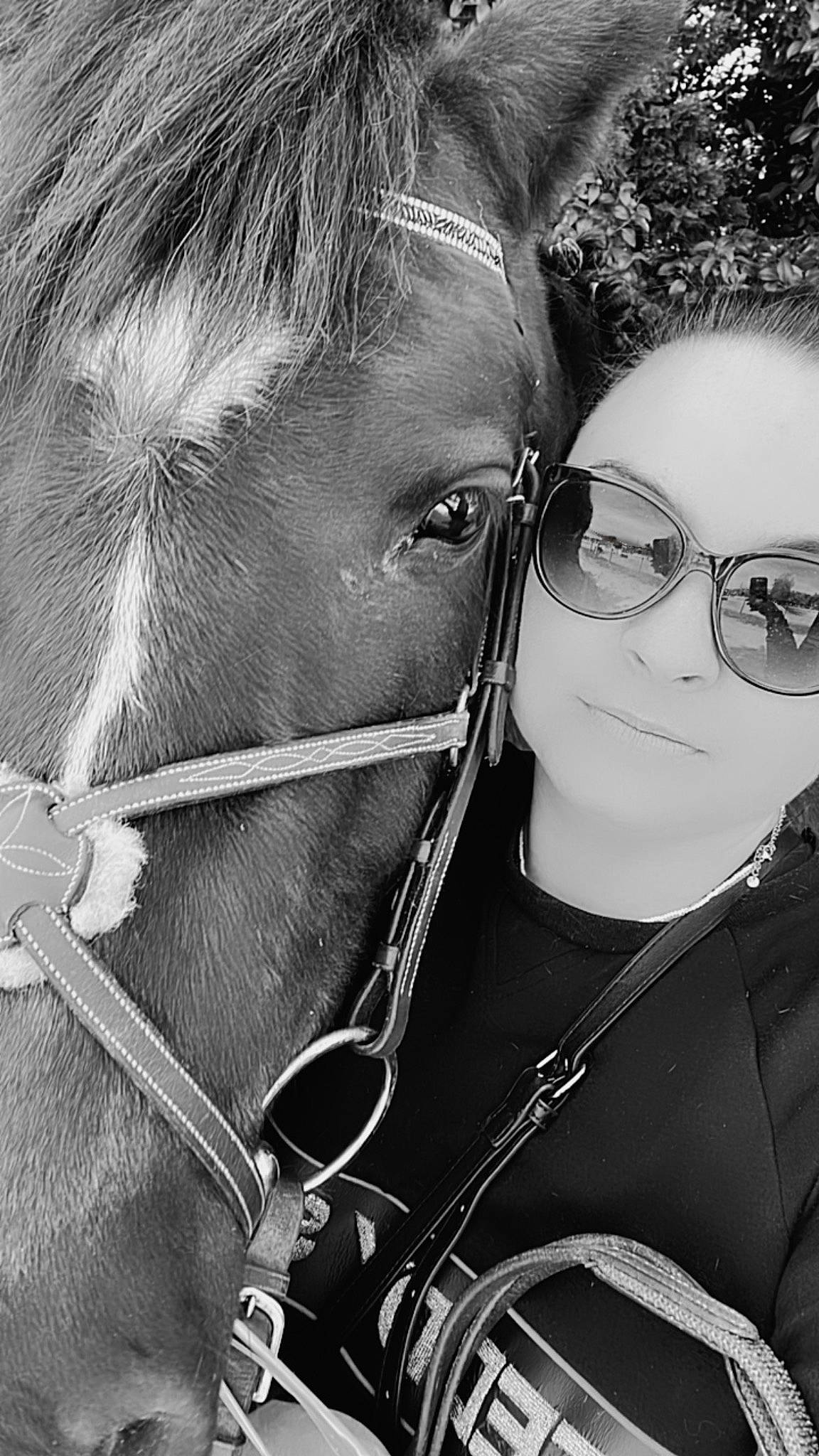 Thaïs a rejoint le concours — aidez-le/la à gagner de superbes lots ! black, black_and_white, bridle, eyebrow, eyewear, face, glasses, hairstyle, horse, horse_tack, lip, neck, nose, photograph, smile, style, sunglasses, vision_care, white, working_animal