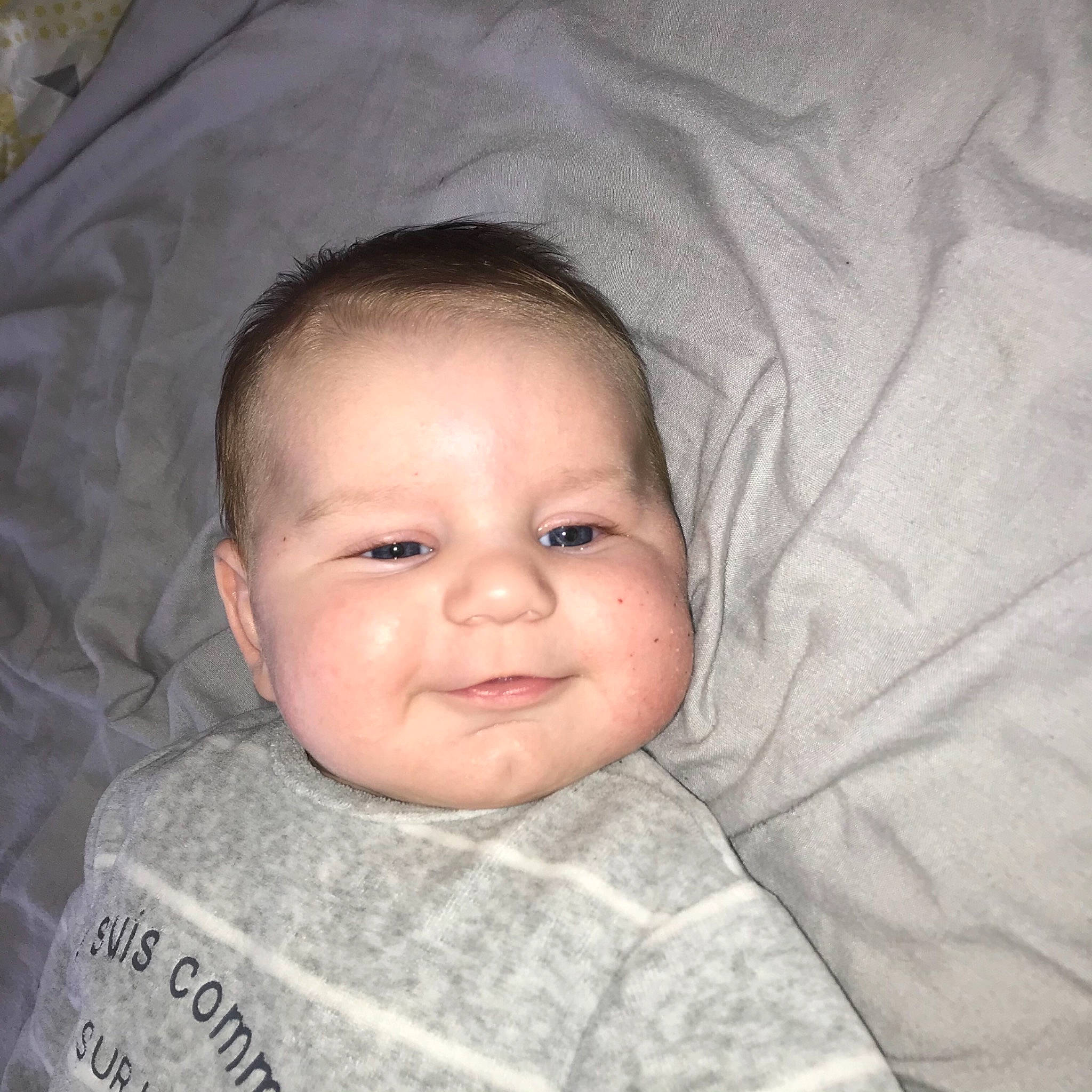 Diego a rejoint le concours — aidez-le/la à gagner de superbes lots ! baby, baby_toddler_clothing, cheek, collar, comfort, eye, eyebrow, face, forehead, grey, hair, head, iris, jaw, linens, nose, person, skin, sleeve, smile