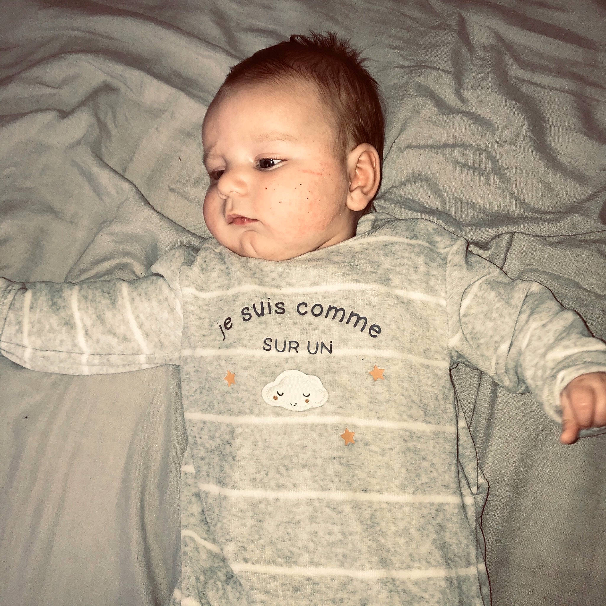 Diego participe au concours pour gagner de l'argent avec cette photo : baby_toddler_clothing, cheek, chin, comfort, eye, facial_expression, forehead, gesture, grey, head, mammal, mouth, nose, outerwear, person, product, skin, sleeve, t_shirt, textile