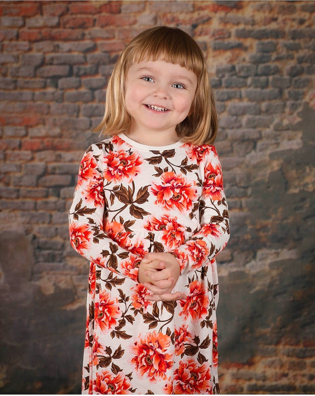 Andi is registered to the contest to win money with this photo: arm, beauty, day_dress, dress, face, flash_photography, flower, hair, happy, head, human_body, joy, pattern, person, pink, plant, shoulder, sleeve, smile, t_shirt