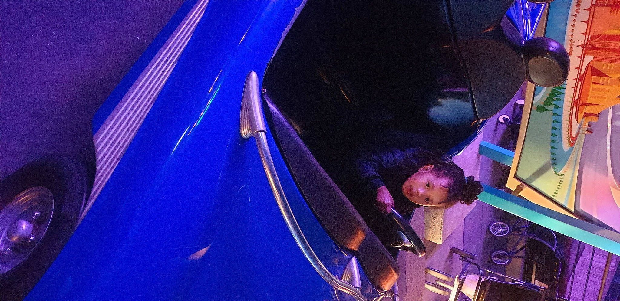 Khalissi a rejoint le concours — aidez-le/la à gagner de superbes lots ! blue, display_device, electric_blue, entertainment, event, fun, leisure, magenta, music, music_artist, music_venue, night, performance, performance_art, performing_arts, person, public_event, purple, stage, visual_effect_lighting