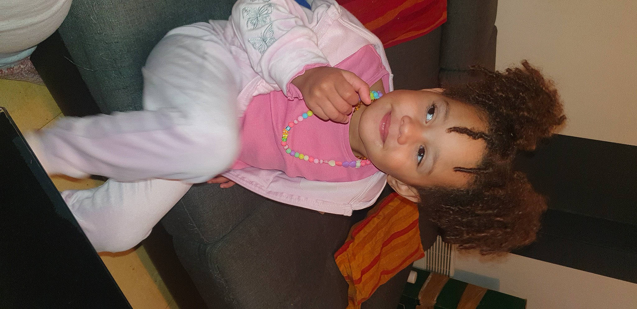 Khalissi participe au concours pour gagner de l'argent avec cette photo : baby, baby_toddler_clothing, cheek, chest, child, ear, facial_expression, food, fun, human_body, joy, mouth, party, person, room, sleeve, toddler