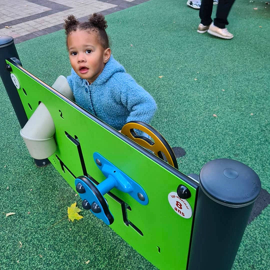 Khalissi participe au concours pour gagner de l'argent avec cette photo : baby, baby_products, baby_toddler_clothing, child, city, fun, grass, green, happy, leisure, person, photograph, plastic, play, recreation, sitting, surprise, tire, toddler, toy