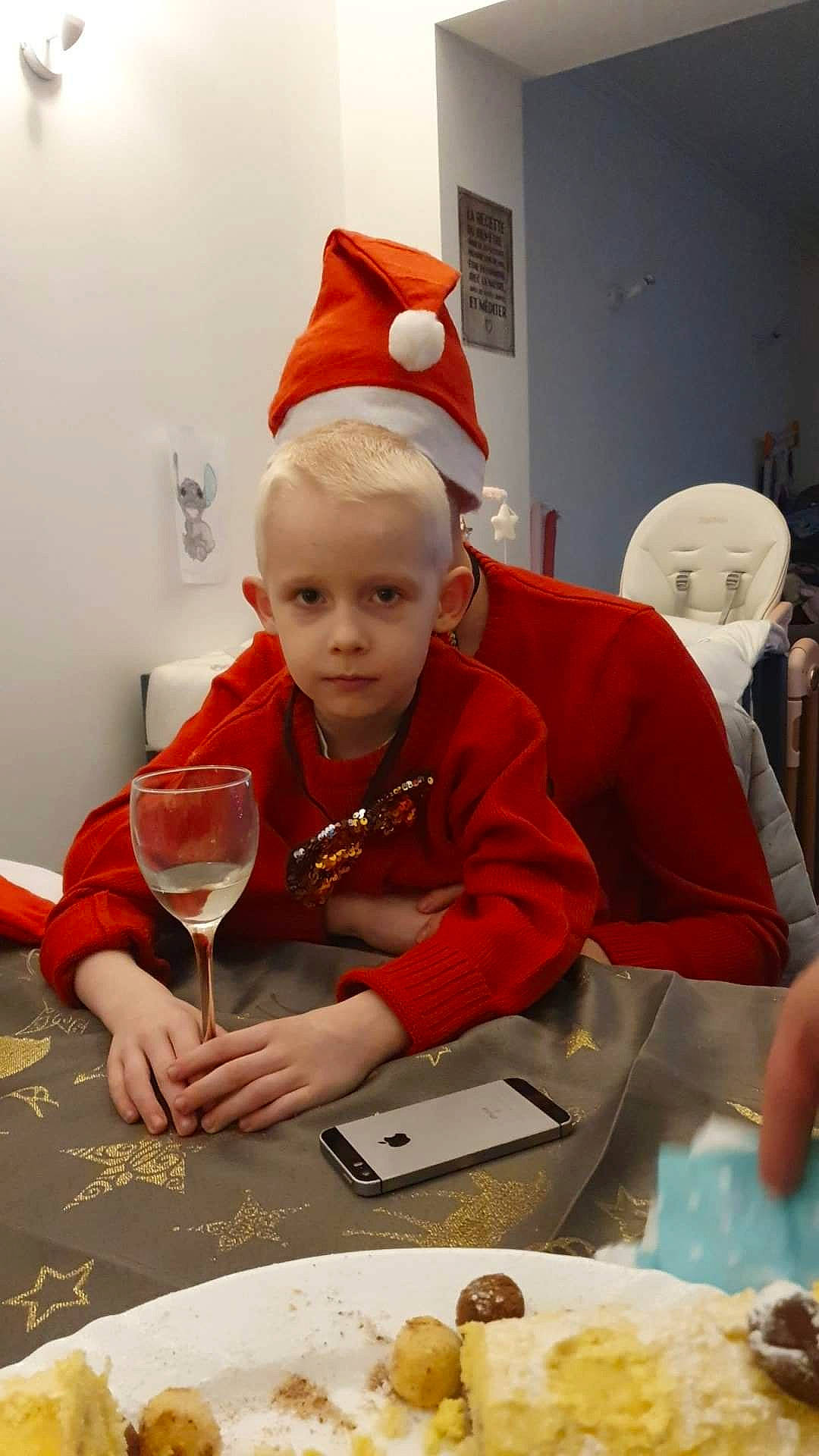 Ethan a rejoint le concours — aidez-le/la à gagner de superbes lots ! barware, champagne_stemware, comfort_food, cooking, cuisine, dish, dishware, drink, drinkware, glass, hand, kitchen_utensil, knife, meal, person, plate, platter, serveware, stemware, tableware