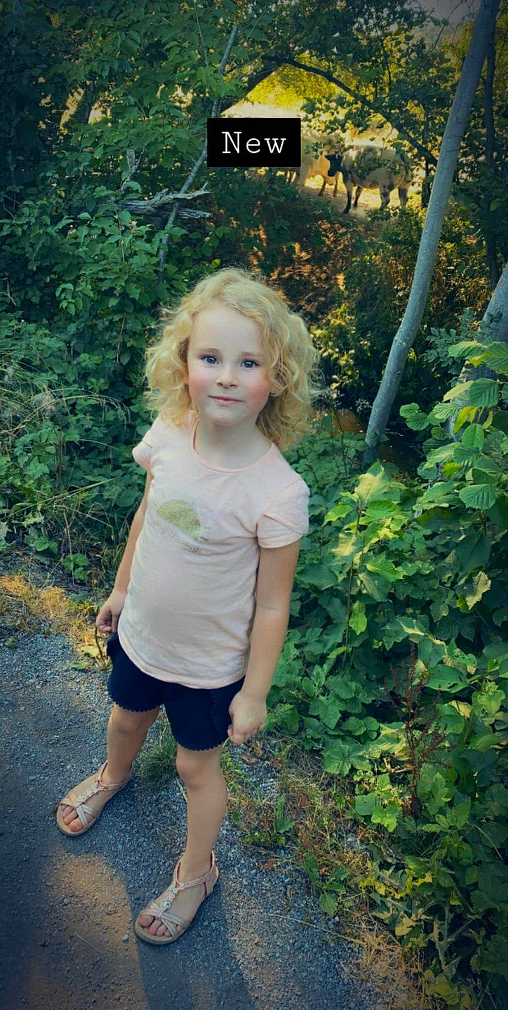 Maï-lee a rejoint le concours — aidez-le/la à gagner de superbes lots ! ankle, baby_toddler_clothing, blond, calf, child_model, day_dress, foot, joy, people_in_nature, person, portrait_photography, sandal, slipper, summer