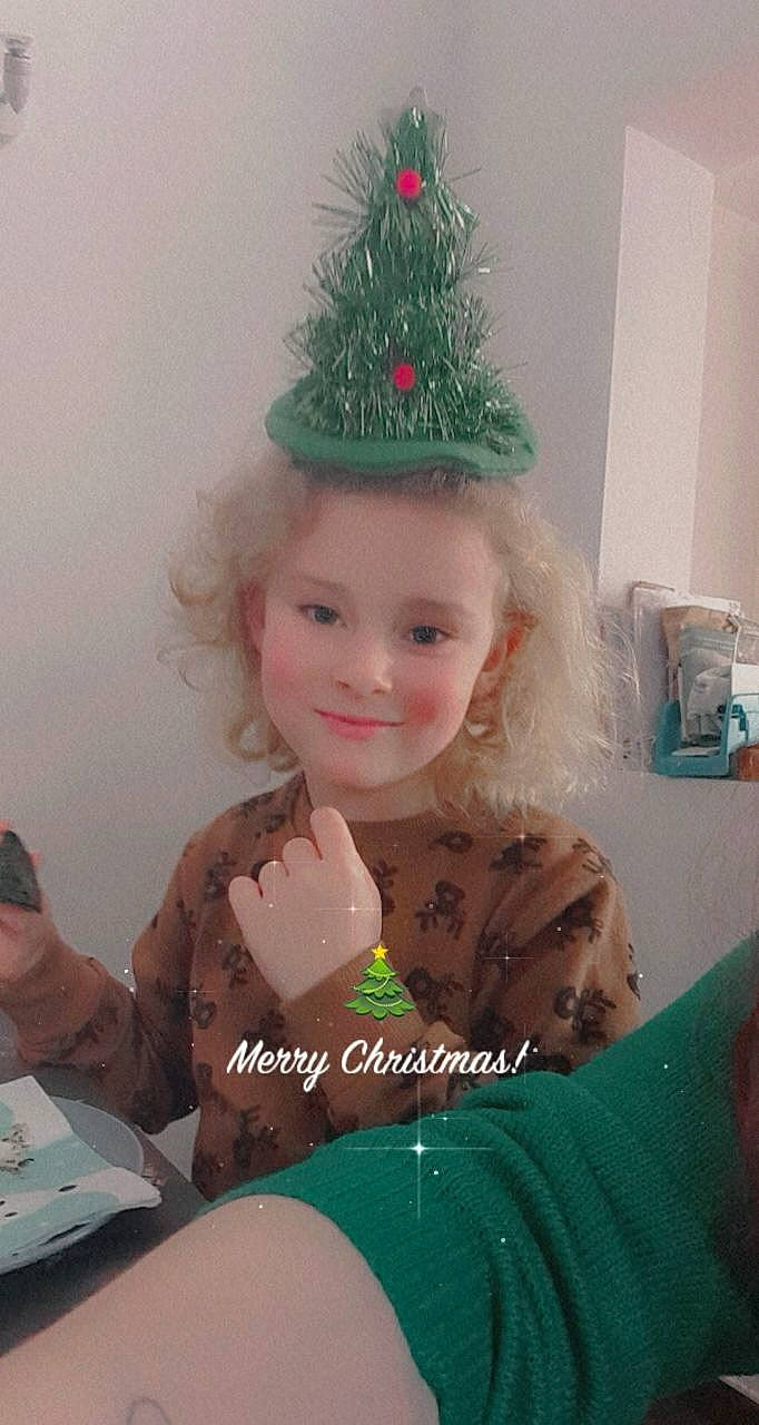 Maï-lee a rejoint le concours — aidez-le/la à gagner de superbes lots ! christmas, christmas_decoration, christmas_eve, christmas_ornament, christmas_tree, conifer, costume_accessory, costume_hat, fir, hand, happy, holiday, holiday_ornament, joy, nail, ornament, party_supply, person, pine