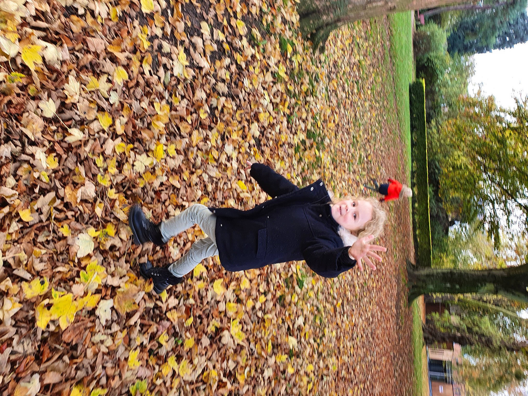 Maï-lee a rejoint le concours — aidez-le/la à gagner de superbes lots ! autumn, deciduous, leaf, outdoor_shoe, people_in_nature, person, shadow, walking_shoe