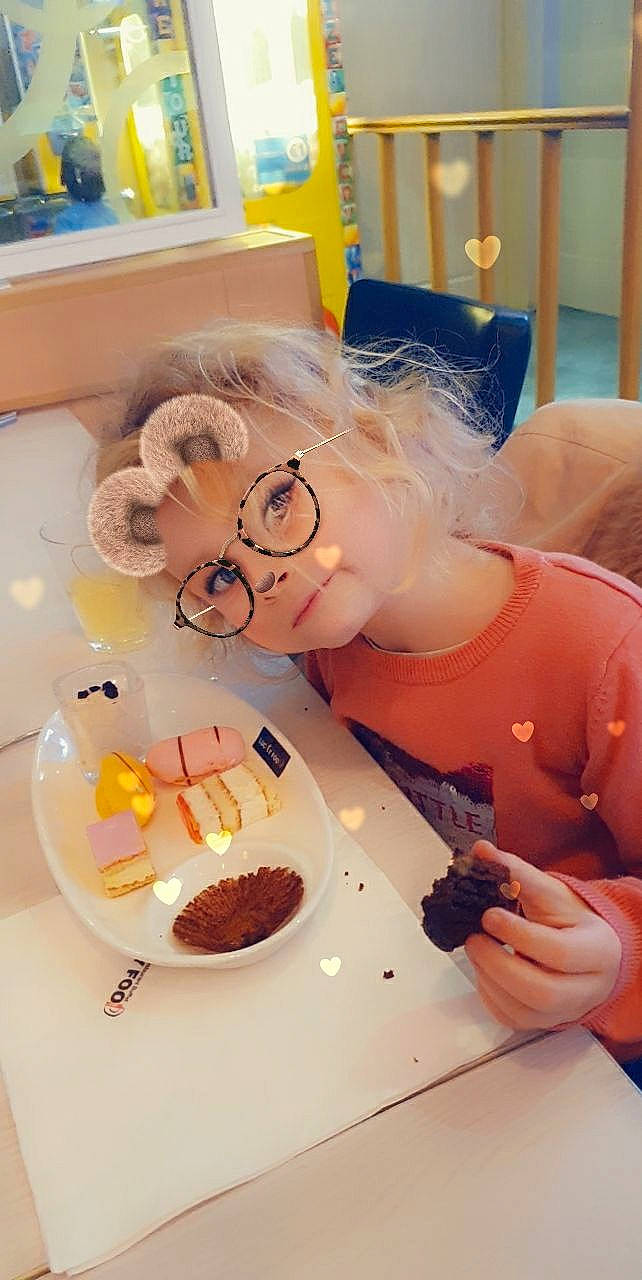 Maï-lee participe au concours pour gagner de l'argent avec cette photo : chocolate, comfort_food, cooking, cutlery, dessert, dish, dishware, food_craving, fork, glasses, kitchen_utensil, knife, meal, nail, person, picture_frame, plate, platter, serveware, snack