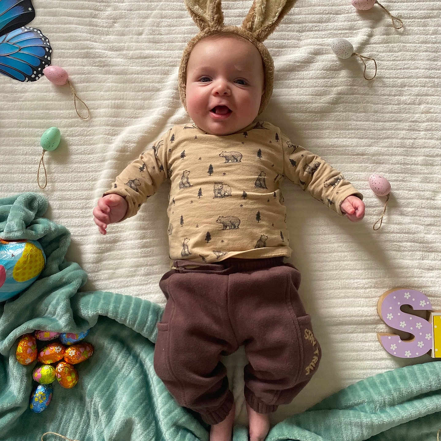 Eden a rejoint le concours — aidez-le/la à gagner de superbes lots ! accessories, baby, bed, blanket, bodypart, clothing, cushion, face, finger, furniture, hand, head, homedecor, pants, person, photography, plush, portrait, quilt, toy