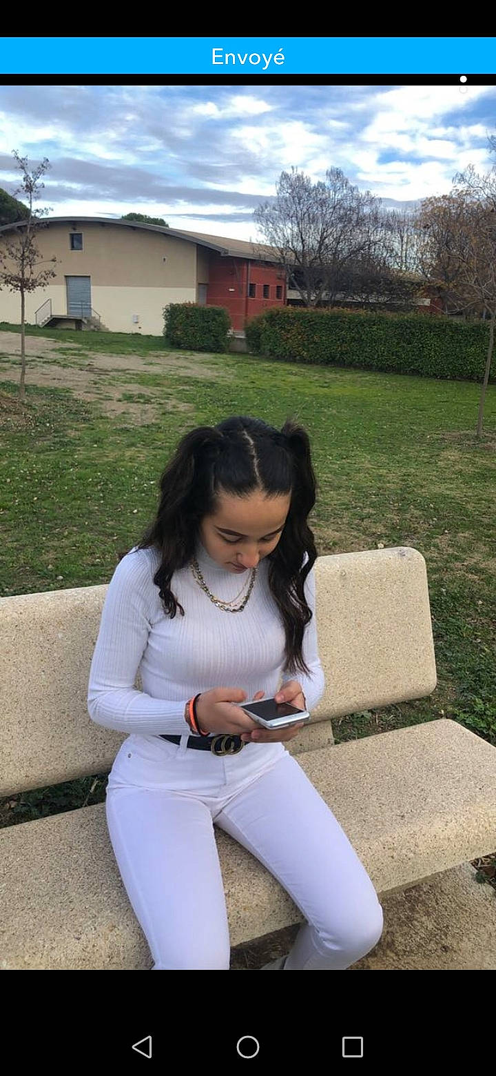 Linda participe au concours pour gagner de l'argent avec cette photo : abdomen, active_pants, backyard, black_hair, cottage, garden, home, jewellery, land_lot, lawn, long_hair, necklace, person, residential_area, rural_area, sitting, suburb, trunk, village, waist