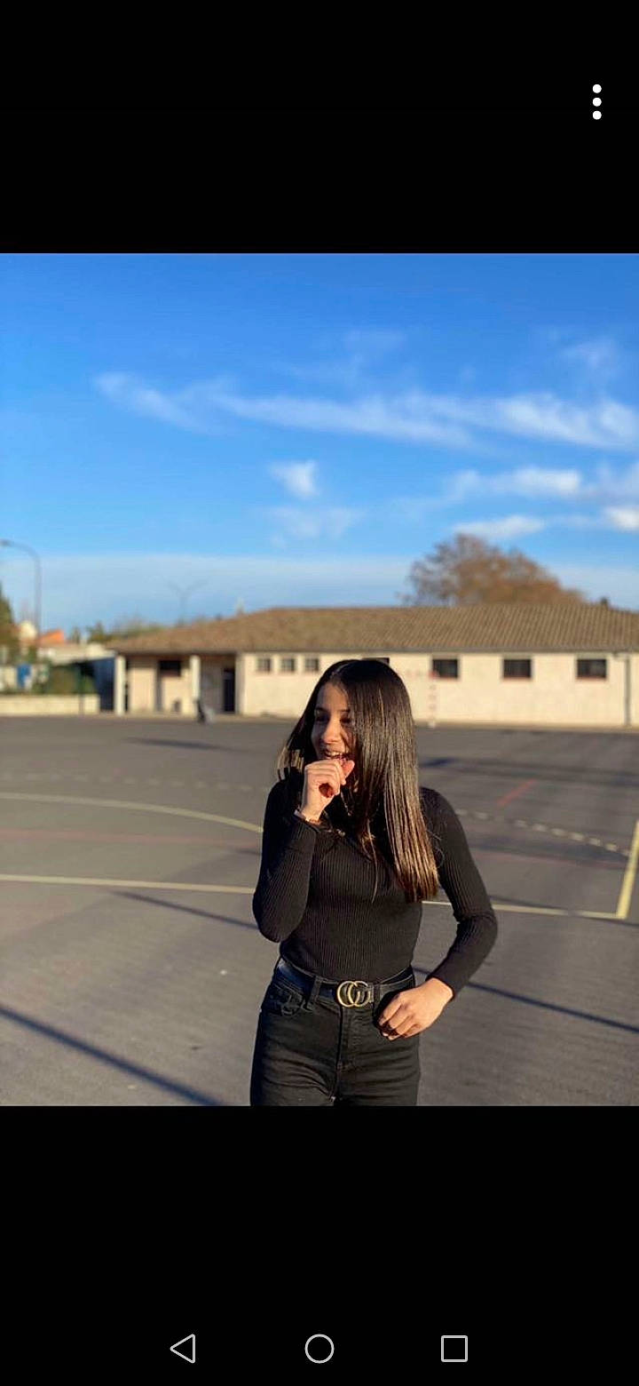 Linda a rejoint le concours — aidez-le/la à gagner de superbes lots ! abdomen, denim, flash_photography, layered_hair, long_hair, person, photo_shoot, portrait_photography, roof, shoulder, standing, street_fashion, travel, waist