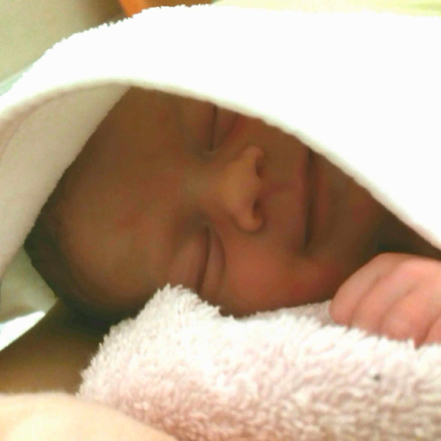 Leslie a rejoint le concours — aidez-le/la à gagner de superbes lots ! bed, bedtime, child, close_up, finger, hand, infant, lip, mouth, neck, nose, sleep