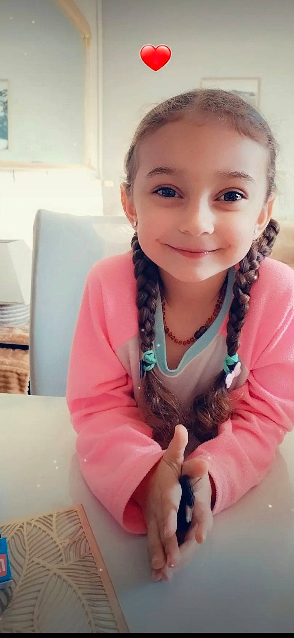 Inaya participe au concours pour gagner de l'argent avec cette photo : child, elbow, fashion_accessory, fun, gadget, gesture, hair, happy, jewellery, joy, nail, neck, necklace, person, sitting, skin, sleeve, smile, t_shirt, thumb