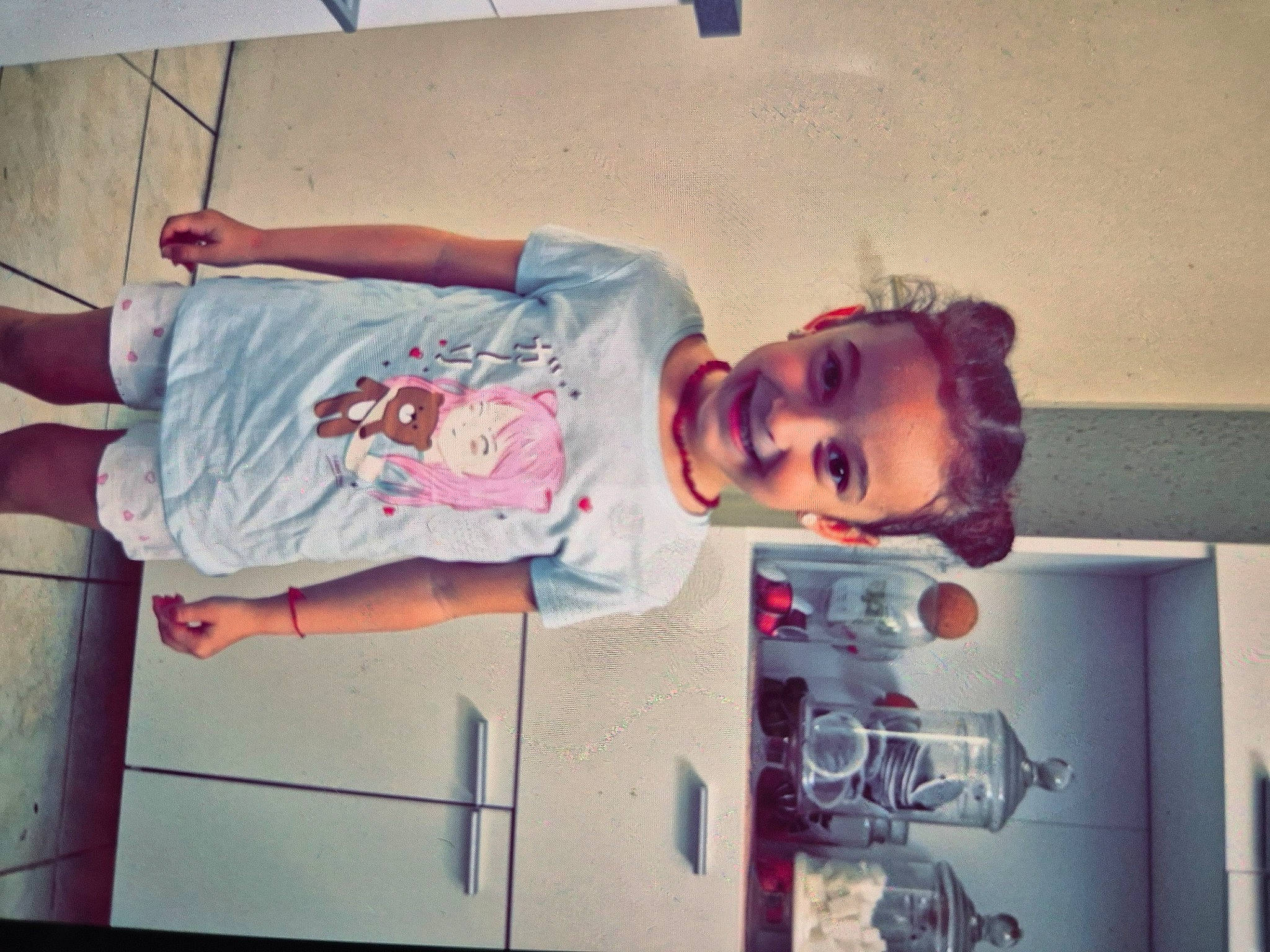 Inaya a rejoint le concours — aidez-le/la à gagner de superbes lots ! art, child, cool, elbow, eyewear, flesh, font, fun, happy, human_leg, joy, knee, leisure, magenta, mouth, person, room, selfie, smile, t_shirt