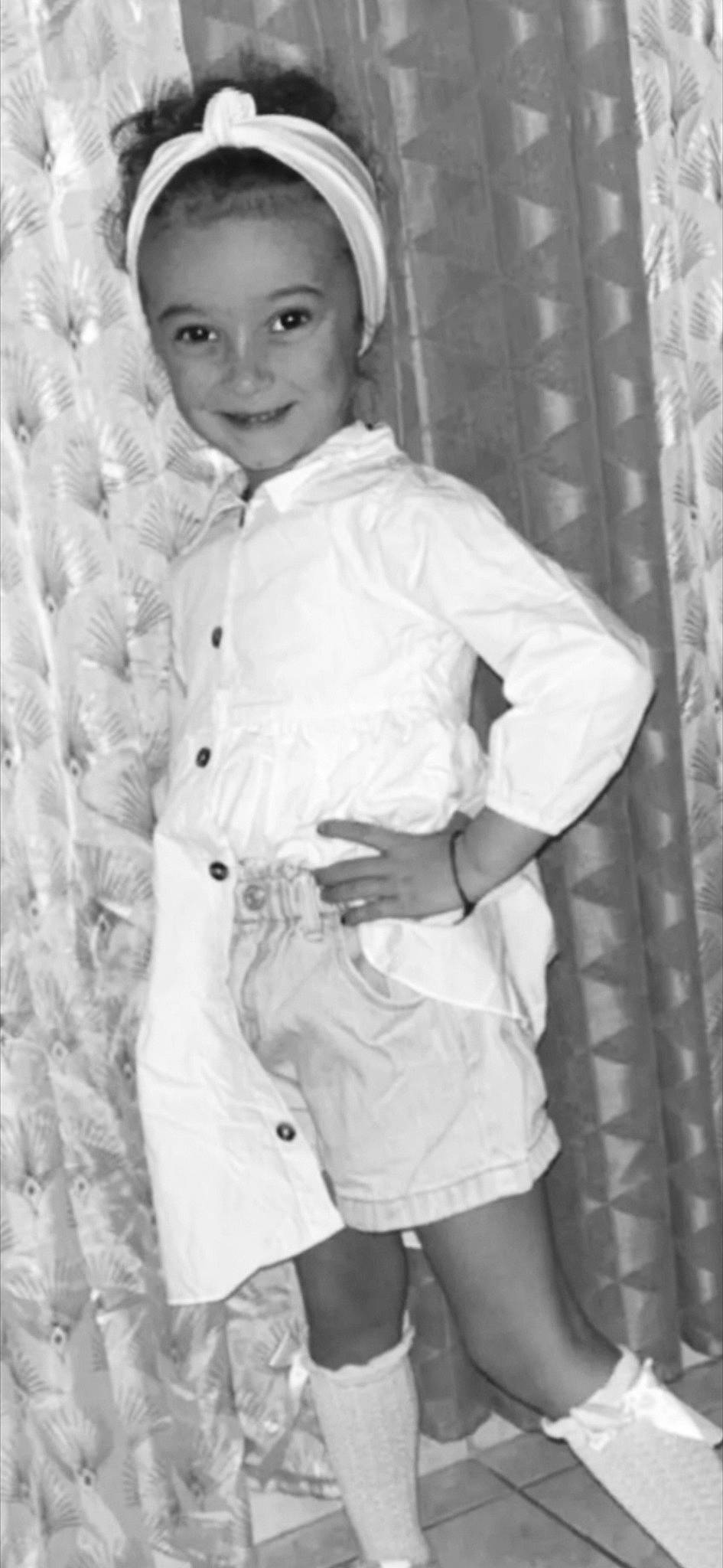 Inaya a rejoint le concours — aidez-le/la à gagner de superbes lots ! black, black_and_white, blazer, button, collar, dress_shirt, face, gesture, joy, monochrome, monochrome_photography, outerwear, person, sleeve, smile, snapshot, standing, style, thigh, uniform