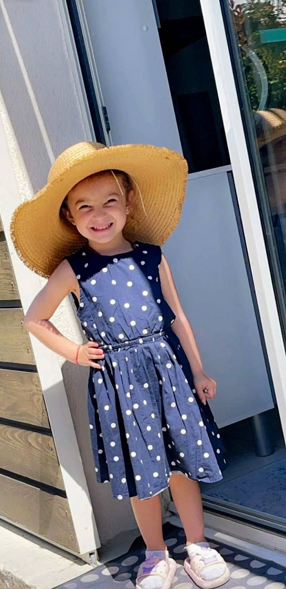 Inaya a rejoint le concours — aidez-le/la à gagner de superbes lots ! collar, day_dress, dress, electric_blue, facial_expression, fashion_design, hairstyle, happy, hat, human_leg, joy, one_piece_garment, pattern, person, photograph, shoulder, sleeve, smile, standing, thigh