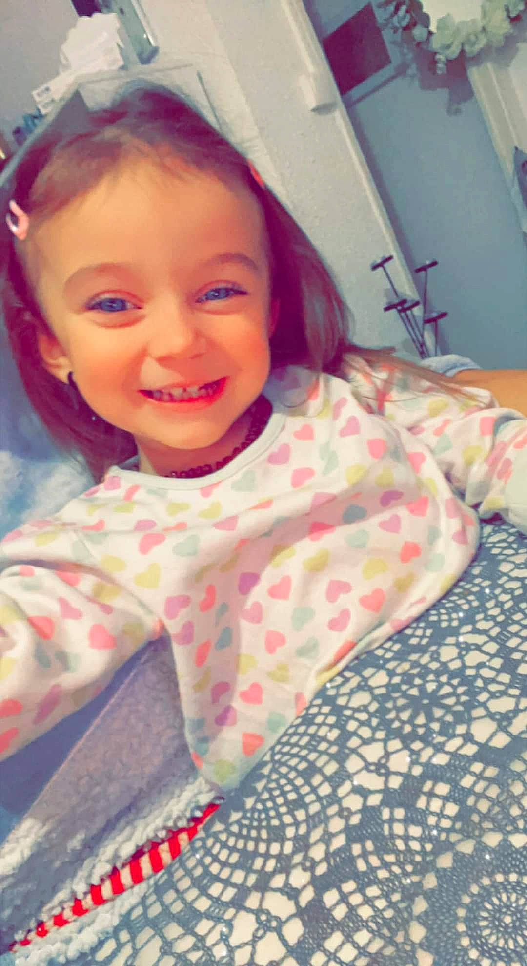 Inaya participe au concours pour gagner de l'argent avec cette photo : black_hair, child, comfort, cool, eye, eyelash, face, facial_expression, fun, happy, joy, leisure, lip, long_hair, mouth, nose, person, pink, skin, sleeve