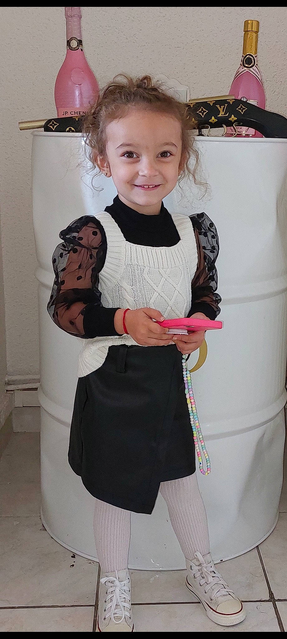 Inaya participe au concours pour gagner de l'argent avec cette photo : baby_products, baby_toddler_clothing, bag, black, child, fashion_accessory, happy, human_leg, joy, knee, luggage_and_bags, neck, pattern, person, pink, sleeve, smile, t_shirt, toddler, trunk